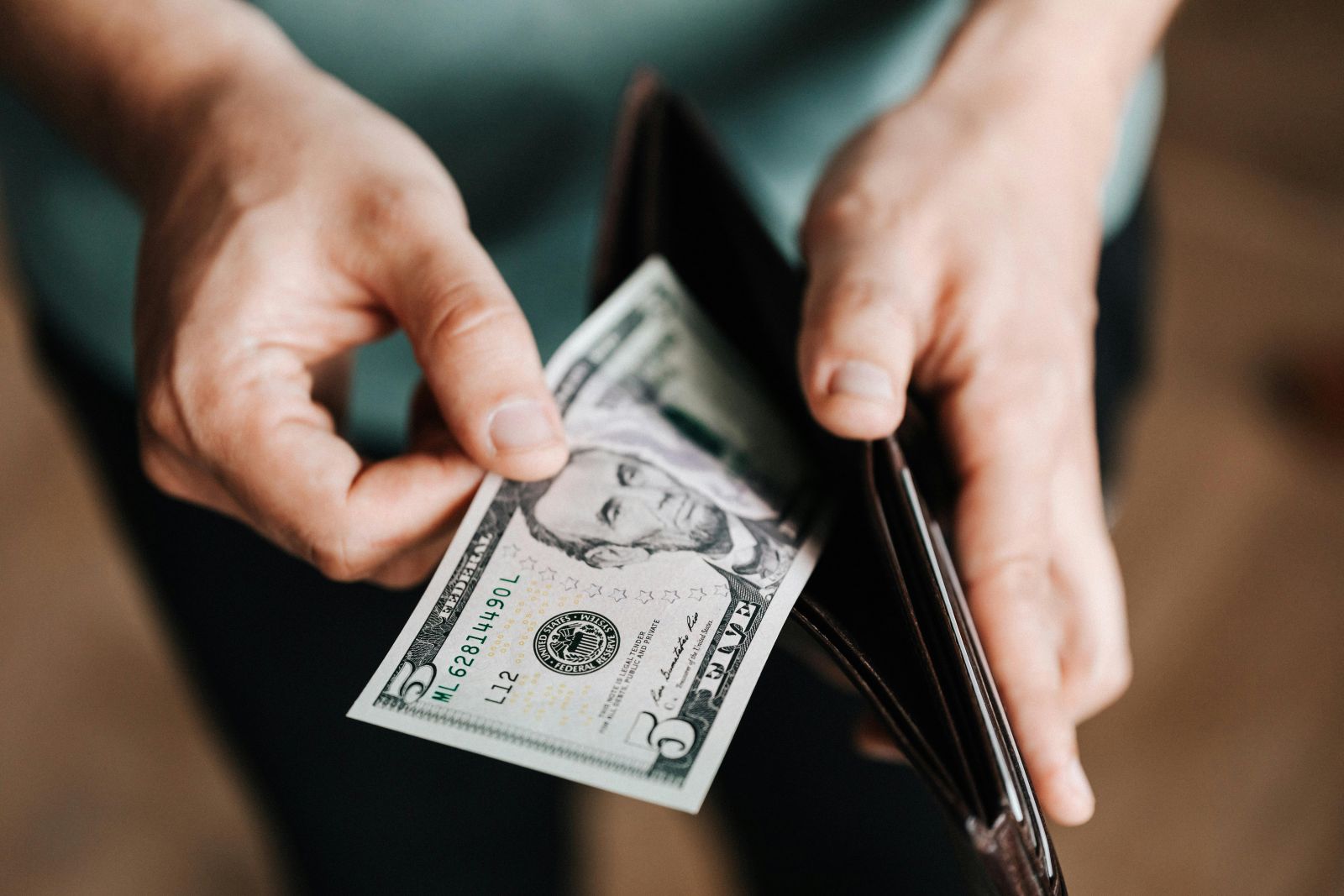 Dollar Slightly Higher on US-Iran Risks