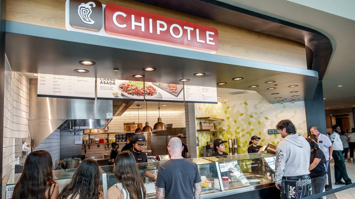 Starbucks CEO silently repeats Chipotle's playbook